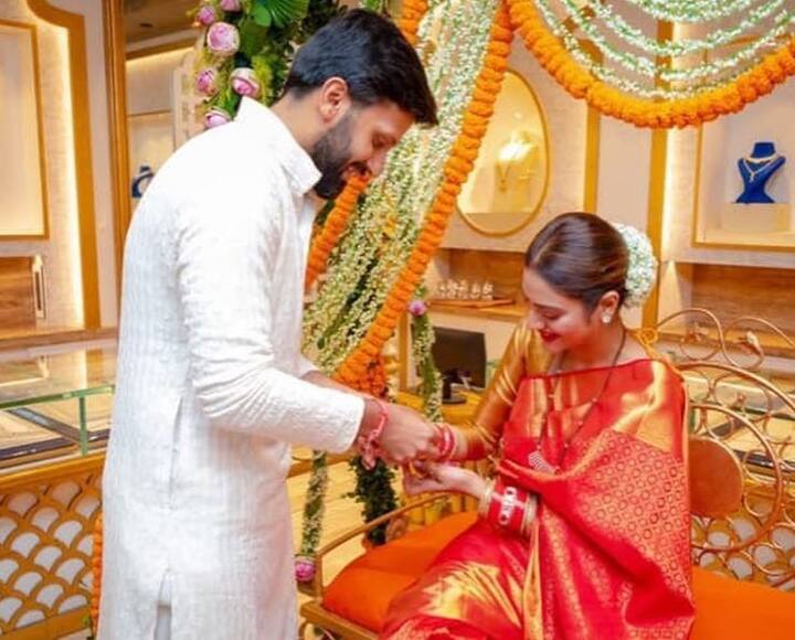 ये न्यूलीवेड कपल हाल ही में अपने हनीमून से लौटा है और साथ में तीज का त्योहार मना रहा है.