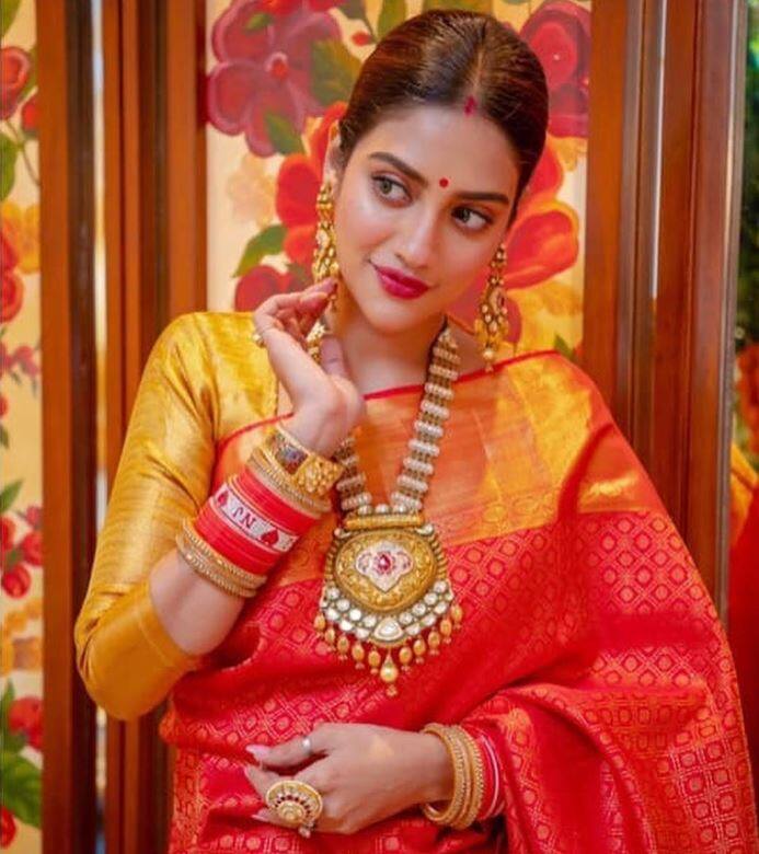 इन तस्वीरों में नुसरत बेहद ही खूबसूरत लग रही हैं. नुसरत तस्वीरों में अपने पति निखिल जैन के साथ नजर आ रही हैं.