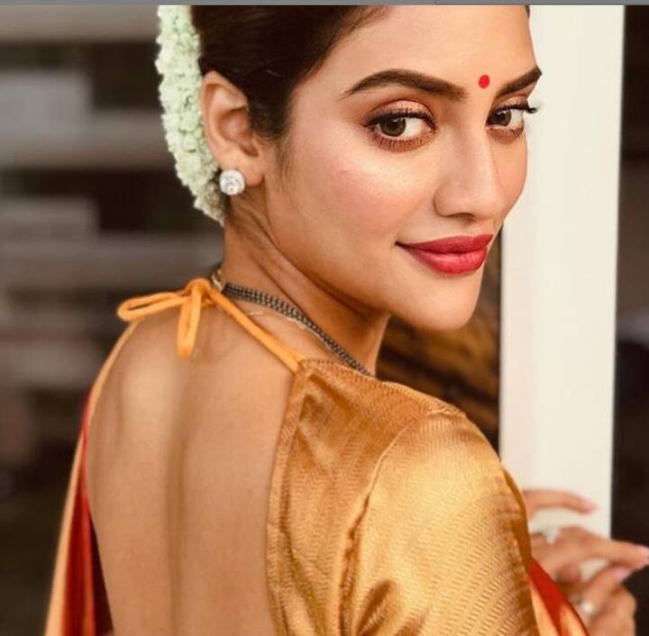 ये पहली बार नहीं है जब नुसरत जहां ने शादी के बाद इस प्रकार देसी स्वैग में तस्वीरें शेयर की हैं.