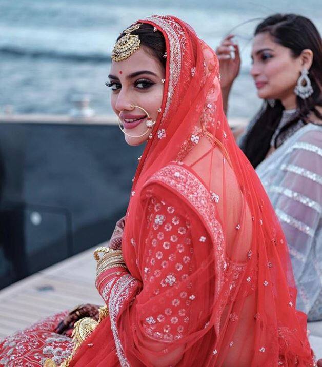 शादी ही नहीं नुसरत जहां के मांग में सिंदूर लगाने और उनके कपड़ों को लेकर भी जमकर विवाद हुआ था. लेकिन एक्ट्रेस ने बड़ी ही शालीनता से इसका जवाब दिया था.