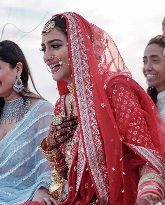 उन्होंने कहा था, ''मैं अब भी मुसलमान हूं और किसी को यह नहीं बताना चाहिए कि मैं क्या पहनूं. मजहब कपड़े से परे होता है.''