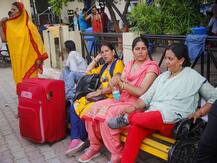 सरकारी आदेश के बाद अमरनाथ यात्रियों का घाटी से लौटना शुरू, श्रीनगर एयरपोर्ट पर फंसे लोग