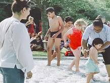 Video: बेहद क्यूट अंदाज़ में पूल में मस्ती करते नजर आए तैमूर, मम्मी करीना ने दिया ये मजेदार रिएक्शन