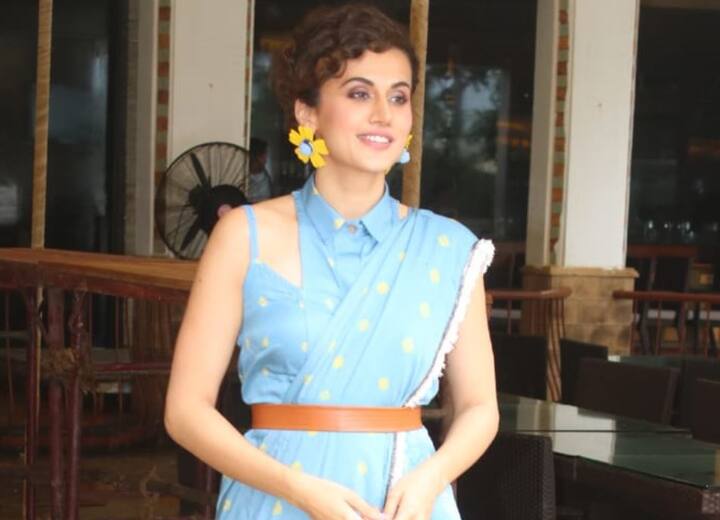 वहीं, तापसी पन्नू इस देसी स्वैग में नजर आईं. इस इवेंट में तापसी येलो और लाइट ब्लू रंग की ये खूबसूरत साड़ी पहनकर पहुंची थी. 