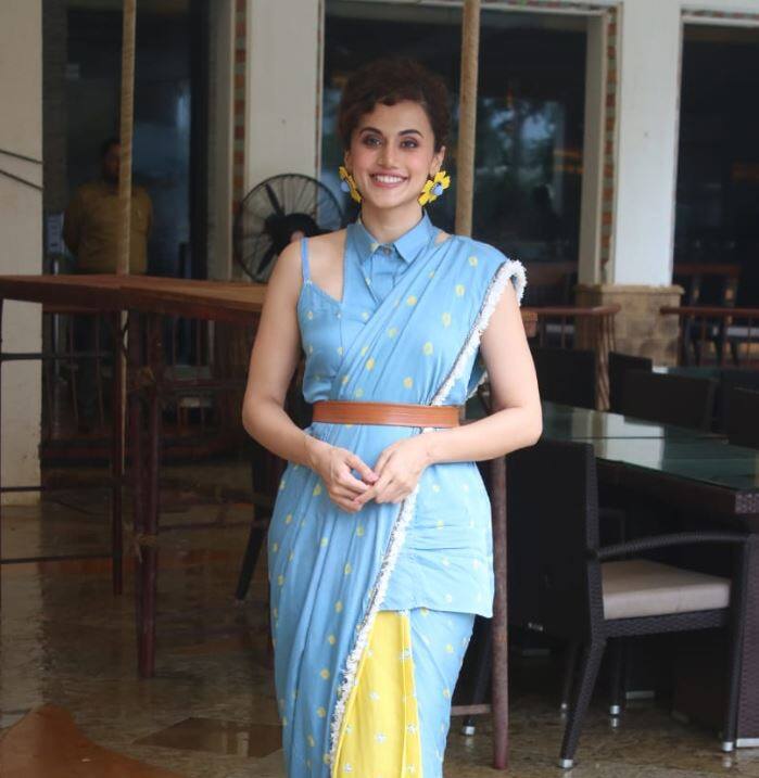 तापसी पन्नू ने इस साड़ी के साथ एक ब्राउन कलर की ब्रॉड वेस्ट बेल्ट लगाई हुई थी. 