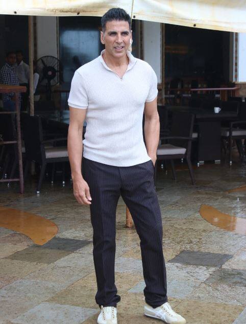  अक्षय कुमार इस इवेंट में काफी सिंपल अंदाज में नजर आए. उन्होंने टीशर्ट के साथ ब्लैक पैंट पहनी हुई थी. 