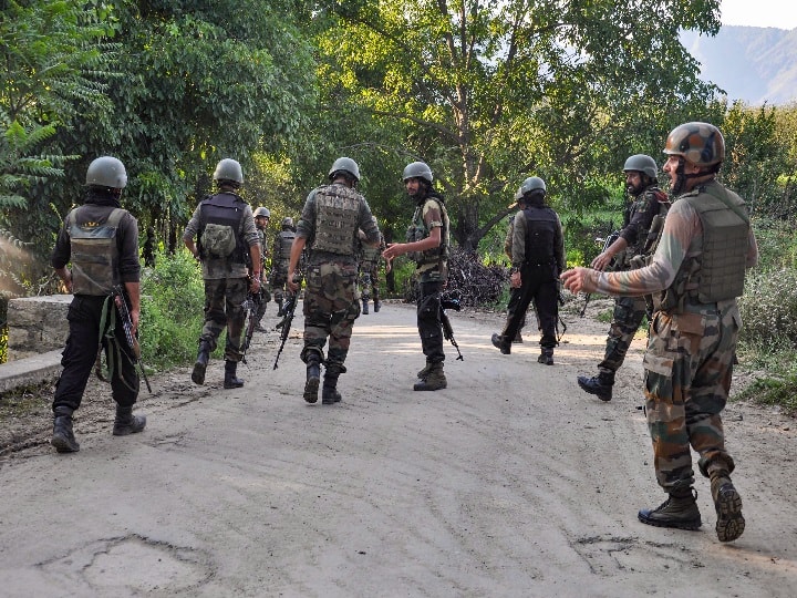क्लस्टर बम को लेकर पाकिस्तान का झूठ बेनकाब, भारत ने कहा- सेना ने नहीं किया इस्तेमाल Indian Army Says Allegations of firing of cluster bombs by India is yet another Pakistan lie क्लस्टर बम को लेकर पाकिस्तान का झूठ बेनकाब, भारत ने कहा- सेना ने नहीं किया इस्तेमाल