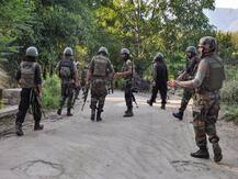 जम्मू-कश्मीर: पुलवामा के त्राल में सुरक्षा बलों ने मुठभेड़ में तीन आतंकवादी को किया ढेर