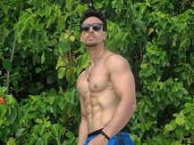 मुंबई की बारिश में फंसे टाइगर श्रॉफ, कहा- आज सिर्फ घर पर ही तैरना है