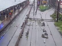 IN PICS: मुंबई में भारी बारिश के बाद रेलवे स्टेशनों पर भरा पानी, कई रूट पर सेवा बाधित