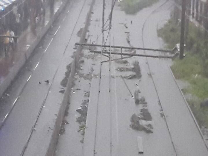 पानी भरने के कारण सेंट्रल रेलवे पूरी तरह ठप्प है. मेन और हारबर दोनों लाइनें बंद हैं. लोकल ट्रेन के बारे में समय-समय पर यात्रियों को अपडेट दिया जा रहा है.