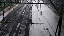 IN PICS: मुंबई में भारी बारिश के बाद रेलवे स्टेशनों पर भरा पानी, कई रूट पर सेवा बाधित