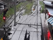 IN PICS: मुंबई में भारी बारिश के बाद रेलवे स्टेशनों पर भरा पानी, कई रूट पर सेवा बाधित