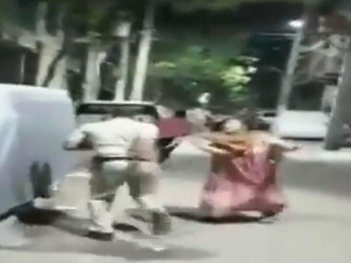 Delhi Police constable attacked in Madanpur area, one arrested दिल्ली: अवैध शराब की जांच करने गए पुलिस वाले पर स्थानीय लोगों ने किया हमला, एक व्यक्ति गिरफ्तार