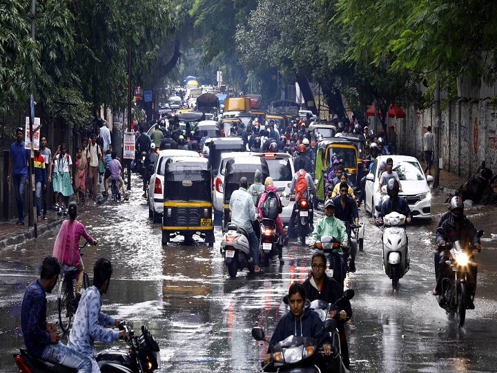 heavy rainfall derailed mumbai, local train service failed due to water logging पानी-पानी मुंबई: मूसलाधार बारिश से बेहाल हुई मायानगरी, रोड से लेकर रेल तक सब खस्ताहाल