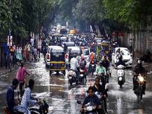 पानी-पानी मुंबई: मूसलाधार बारिश से बेहाल हुई मायानगरी, रोड से लेकर रेल तक सब खस्ताहाल