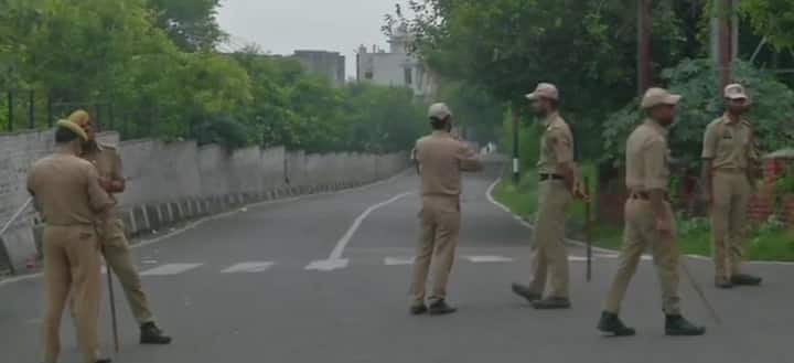 राज्यपाल सत्यपाल मलिक ने तेजी से बदलते घटनाक्रम के बीच आपात बैठक बुलाई और मुख्य सचिव को घटना पर नजर रखते हुए हर घंटे रिपोर्ट देने के लिए कहा है.