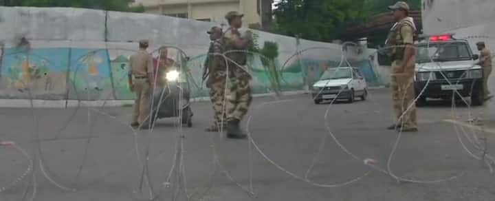 घाटी में जारी हलचल के बीच कश्मीर में मोबाइल इंटरनेट सेवाओं को बंद कर दिया गया है. इंटरनेट सेवाओं को भी बंद करने के साथ ही श्रीनगर में धारा 144 लगा दी गई है.