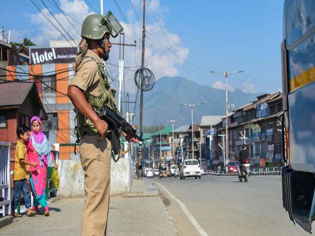  अनुच्छेद-370 और 35 ए पर छिड़ी चर्चाओं के बीच जम्मू-कश्मीर में रविवार को देर रात घटनाक्रम तेजी से बदल गया. पूर्व मुख्यमंत्री उमर अब्दुल्ला और महबूबा मुफ्ती को उनके घरों में नजरबंद कर लिया गया. कई नेताओं को या तो हिरासत में ले लिया गया या फिर उन्हें गिरफ्तार कर लिया गया.