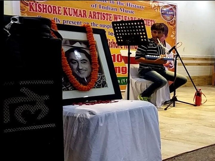 Gorakhpur- Unique record on Kishore Da's birthday, fourteen year old Abhaas played 100 songs of him on Malodika for four hours गोरखपुर: किशोर दा के जन्‍मदिन पर अनोखा रिकार्ड, चौदह साल के आभास ने चार घंटे तक मैलोडिका पर बजाए उनके 100 गाने