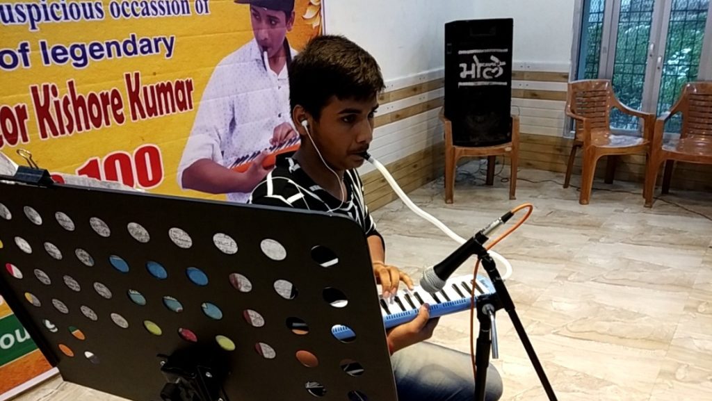 गोरखपुर: किशोर दा के जन्‍मदिन पर अनोखा रिकार्ड, चौदह साल के आभास ने चार घंटे तक मैलोडिका पर बजाए उनके 100 गाने