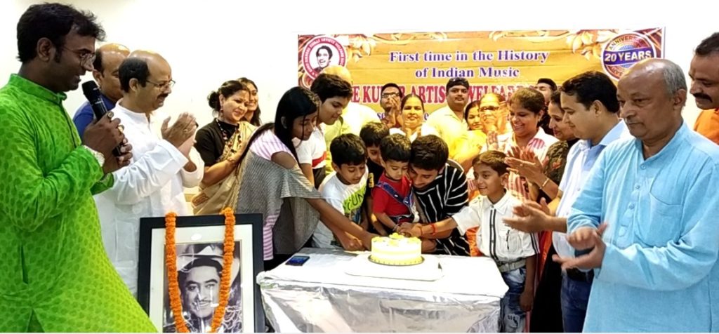 गोरखपुर: किशोर दा के जन्‍मदिन पर अनोखा रिकार्ड, चौदह साल के आभास ने चार घंटे तक मैलोडिका पर बजाए उनके 100 गाने