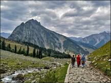 10 अक्टूबर से जम्मू कश्मीर घूमने जा सकेंगे पर्यटक, राज्यपाल ने एडवाइजरी वापस लेने को कहा