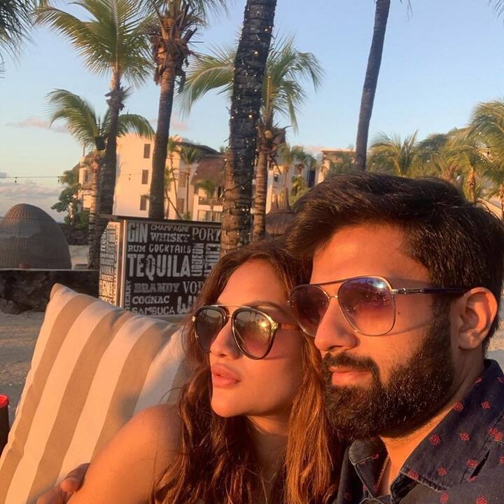 एक अन्य फोटो को नुसरत के पति निखिल जैन ने शेयर की है. इसमें दोनों एक साथ नजर आ रहे हैं. फोटो को देखने के बाद ऐसा लग रहा है कि वह किसी बीच के नजदीक होटल में ठहरे हुए हैं.