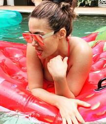 तीन महीने पहले मां बनीं ये एक्ट्रेस पूल में करती दिखीं मस्ती, शेयर की बेहद HOT तस्वीरें