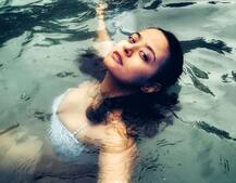 तीन महीने पहले मां बनीं ये एक्ट्रेस पूल में करती दिखीं मस्ती, शेयर की बेहद HOT तस्वीरें