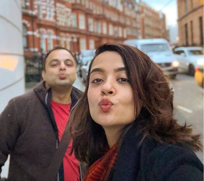 इससे पहले सुरवीन ने अचानक से सोशल मीडिया पर अपनी साल 2017 एक तस्वीर शेयर करते हुए सभी को चौंका दिया था, इस तस्वीर में उन्होंने अपनी शादी की खबर शेयर किया था.