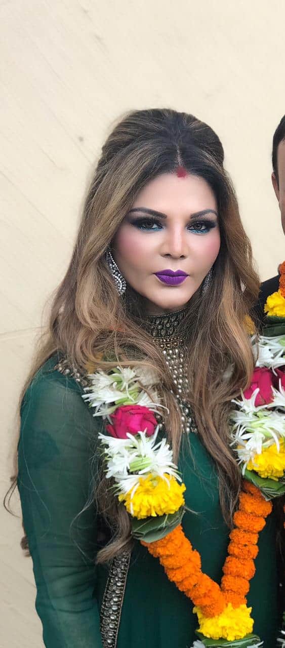 फिलहाल राखी के फैंस को उनके पति की तस्वीरों का इंतजार है.