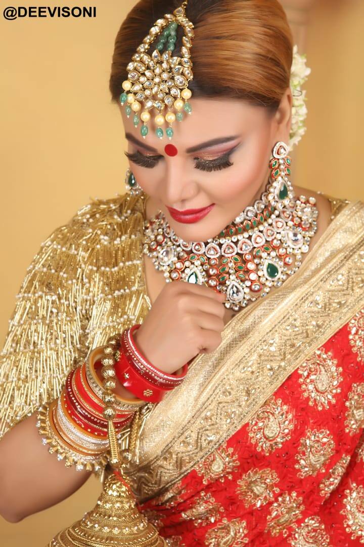 हिंदू रीति रिवाज से हुई शादी की जो तस्वीरें सामने आई हैं उनमें राखी सावंत दुल्हन के लिबास में बहुत ही खूबसूरत नज़र आ रही हैं.