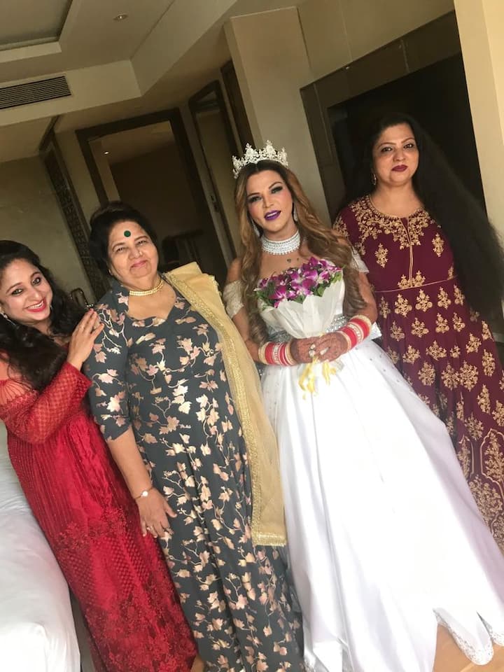 शादी के दौरान राखी की मां सहित परिवार के कुछ करीबी लोग मौजूद थे.