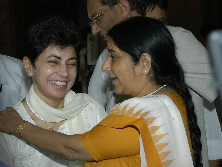 प्रधानमंत्री नरेंद्र मोदी की सरकार में उन्हें भारत की पहली महिला विदेश मंत्री बनाया गया. आपको जानकर हैरानी होगी कि सुषमा स्वराज बीजेपी की पहली महिला प्रवक्ता भी रही हैं. इस तस्वीर में उनके साथ कांग्रेस नेता कुमारी सैलजा साथ हैं.