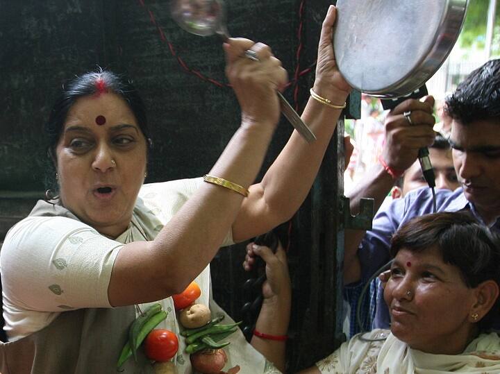 पार्टी लाइन का जमकर समर्थन करने वाली सुषमा स्वराज ने जब देश में बढ़ रही महंगाई के खिलाफ मोर्चा खोला था. सुषमा स्वराज सब्जियों की माला पहनकर और थाली बजाते हुए सड़कों पर उतर गई थीं. विरोध का उनका यह तरीका इतना प्रचलित हुआ कि बाद में हर नेता इसे तरीके को अपनाने लगे.