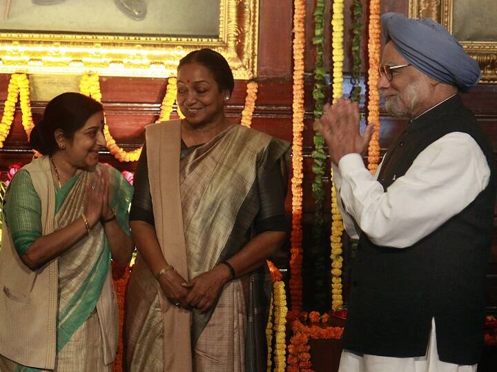 बीजेपी के नेता और पूर्व विदेश मंत्री सुषमा स्वराज का निधन हो गया है. मंगलवार रात नई दिल्ली के एम्स हॉस्पिटल में उनका निधन हुआ. पार्टी और विपक्षियों के बीच अपने व्यवहार और कार्यकर्ताओं के बीच मुखर भाषण के कारण सुषमा स्वराज ने अपनी एक अलग पहचान बनाई थी. यही कारण है कि सभी दलों के नेताओं ने उन्हें अपना प्यार दिया. तस्वीरें देखकर साफ पता चलता है कि कैसे वह विपक्षी नेताओं के बीच लोकप्रिय थीं.