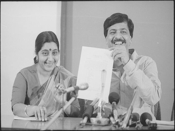 अटल-आडवाणी के दौर की नेता सुषमा स्वराज पार्टी के बीच काफी लोकप्रिय थीं. यही कारण है कि हर जगह उनकी एक अलग पहचान थी. पार्टी के हर नेताओं के साथ वह घुल-मिलकर रहती थीं. इस तस्वीर में सुषमा स्वराज प्रमोद महाजन के साथ नजर आ रही हैं.