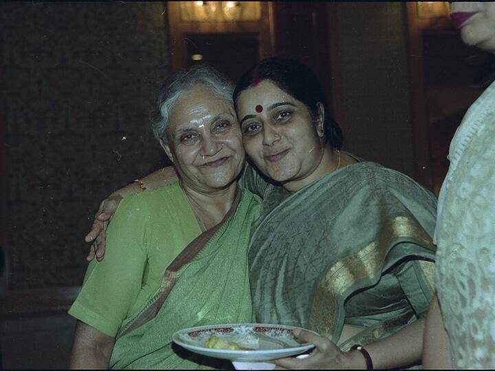 दिल्ली के दिवंगत मुख्यमंत्री शीला दीक्षित ने सुषमा स्वराज को राज्य की सत्ता से उखाड़ फेंका था. फिर भी दोनों के बीच का मेलजोल देखने लायक होता था. इस तस्वीर में दोनों साथ नजर आ रहे हैं.