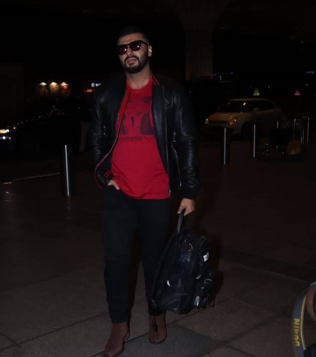 इस दौरान अर्जुन कपूर ब्लैक पैंट और ब्लैक जैक्ट में नजर आए, जिसके साथ उन्होंने रेड टीशर्ट पहनी थी. 