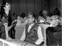 जब पूर्व पीएम चंद्रशेखर ने लोकसभा में कहा था, \'सुषमा जी बोल रही हैं, उन्हें सुनना चाहिए\'