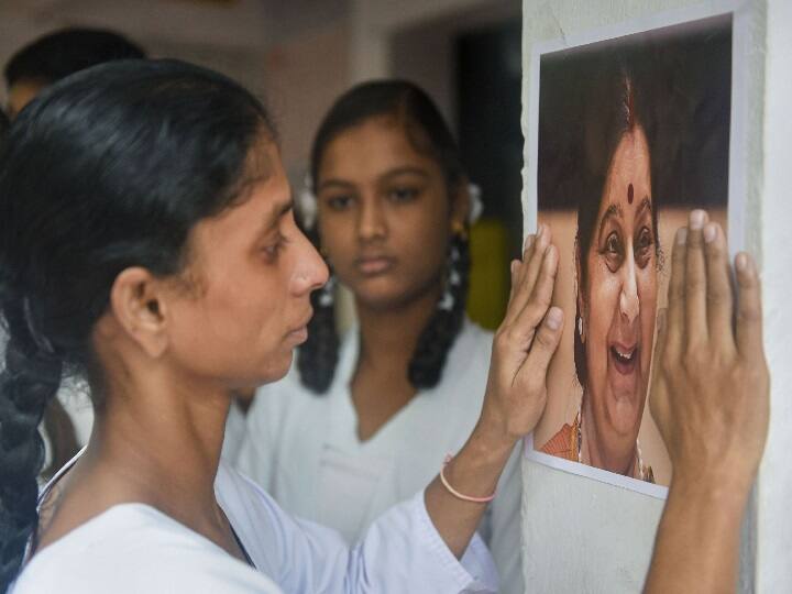 सुषमा स्वराज विदेश मंत्री रहते हुए लाखों दिलों पर राज करने लगी थी. भारत से बाहर मुश्किल हालात में फंसे लोगों के लिए तुरंत आगे आती थी. उन्होंने पाकिस्तान में रह रही गीता को भी भारत लाने में मदद की. गीता ने कहा कि पूर्व विदेश मंत्री सुषमा स्वराज के गुजर जाने से उसने अपनी अभिभावक को खो दिया है.