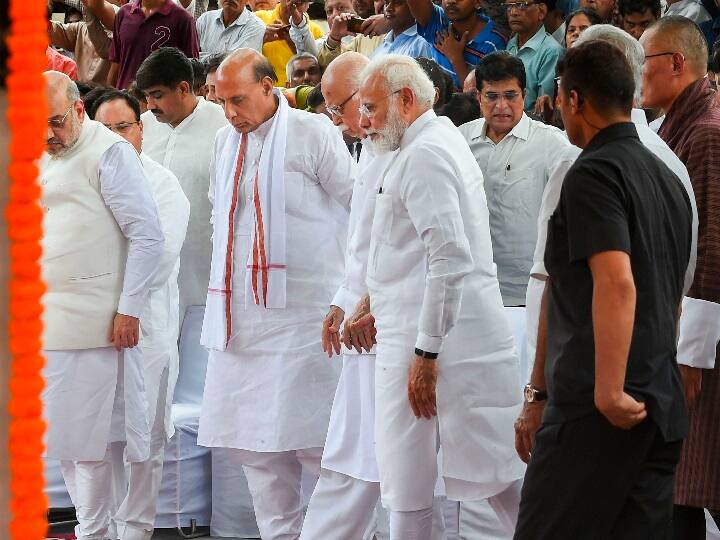शवदाह स्थल से जब निकले तो प्रधानमंत्री नरेंद्र मोदी और राजनाथ सिंह ने आडवाणी को सहारा दिया.