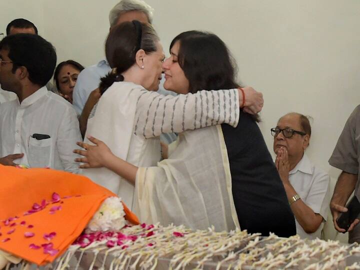 यूपीए प्रमुख सोनिया गांधी ने पूर्व विदेश मंत्री सुषमा स्वराज के निधन पर बुधवार को दुख जताया. सोनिया सुषमा स्वराज के आवास पर गईं और श्रद्धांजलि दी. उन्होंने कहा कि सुषमा उस वक्त चली गईं जब उन्हें अभी सार्वजनिक जीवन में रहकर देश के लिए और योगदान देना था. सुषमा के पति स्वराज कौशल को लिखे पत्र में सोनिया ने कहा, ‘‘मैं आपकी प्रिय पत्नी के आकस्मिक निधन के बारे में सुनकर स्तब्ध और बहुत दुखी हूं.’’