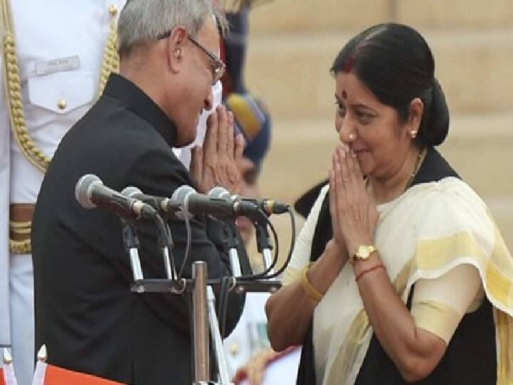 साल 2014 में मोदी सरकार की जीत के बाद उन्हें भारत की पहली महिला विदेश मंत्री बनाया गया. अपने कार्यकाल के दौरान सुषमा स्वराज ने एक के बाद एक कई फैसले लिए. उनके फैसले के कारण ही लोगों को पासपोर्ट बनवाने में आसानी हुई.