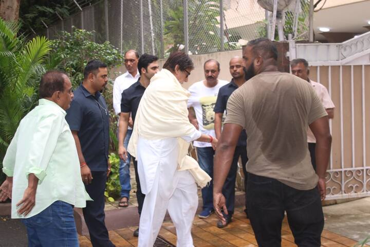 अंतिम संस्कार से पहले महानायक अमिताभ बच्चन जे ओम प्रकाश के अंतिम दर्शन करने उनके घर पहुंचे थे. (तस्वीर: मानव मंगलानी)