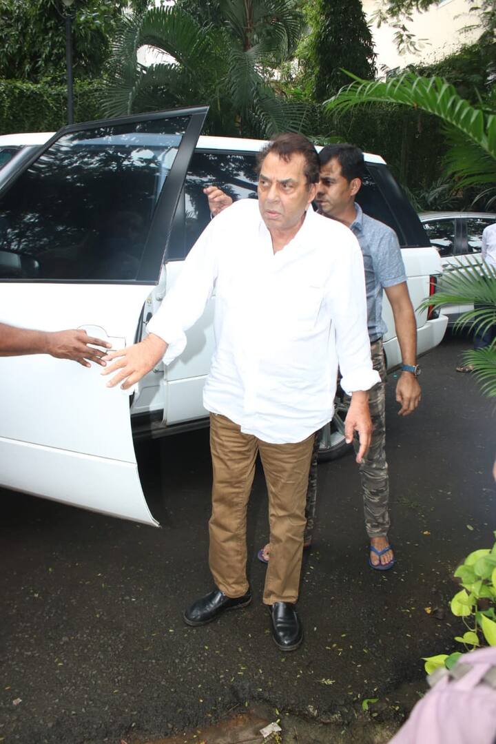 दिग्गज अभिनेता धर्मेंद भी जे ओम प्रकाश के निधन से दुखी नज़र आए. वो भी उनके अंतिम दर्शन को उनके घर पहुंचे थे. (तस्वीर: मानव मंगलानी)