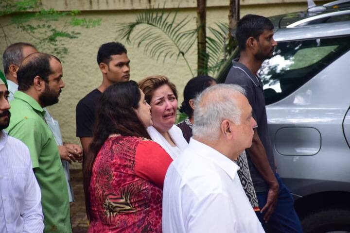 जे ओम प्रकाश के निधन से उनकी नातिन सुनैना रोशन बेहद दुखी नज़र आईं. (तस्वीर: मानव मंगलानी)