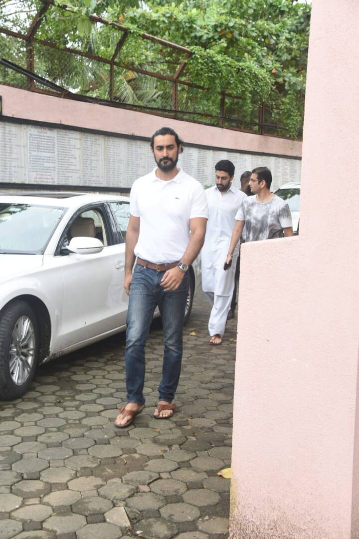 अंतिम संस्कार में अभिनेता कुणाल कपूर भी पहुंचे. (तस्वीर: मानव मंगलानी)
