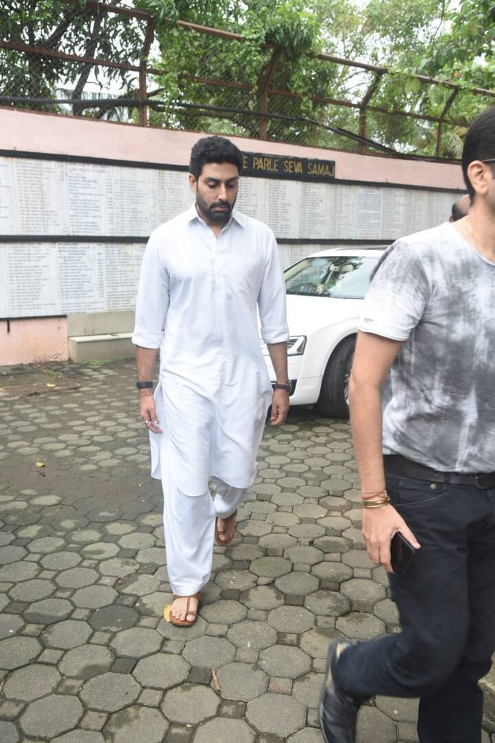 अंतिम संस्कार में अभिनेता अभिषेक बच्चन भी पहुंचे. (तस्वीर: मानव मंगलानी)